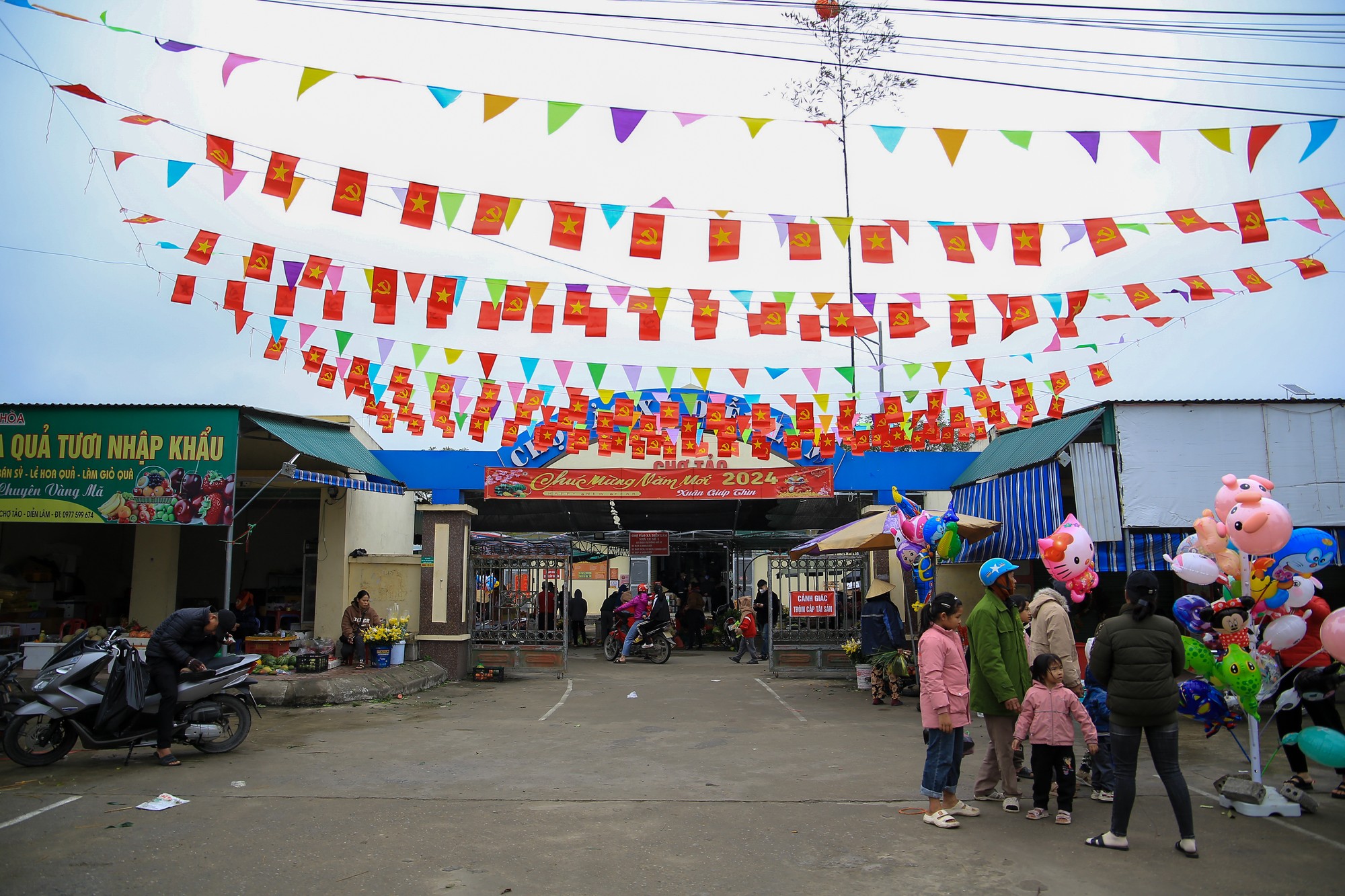 Ngày 30 Tết, phiên chợ quê tại xã Diễn Lâm (huyện Diễn Châu, tỉnh Nghệ An) vẫn hoạt động nhộn nhịp phục vụ bà con mua sắm chuẩn bị đón Tết Giáp Thìn 2024.