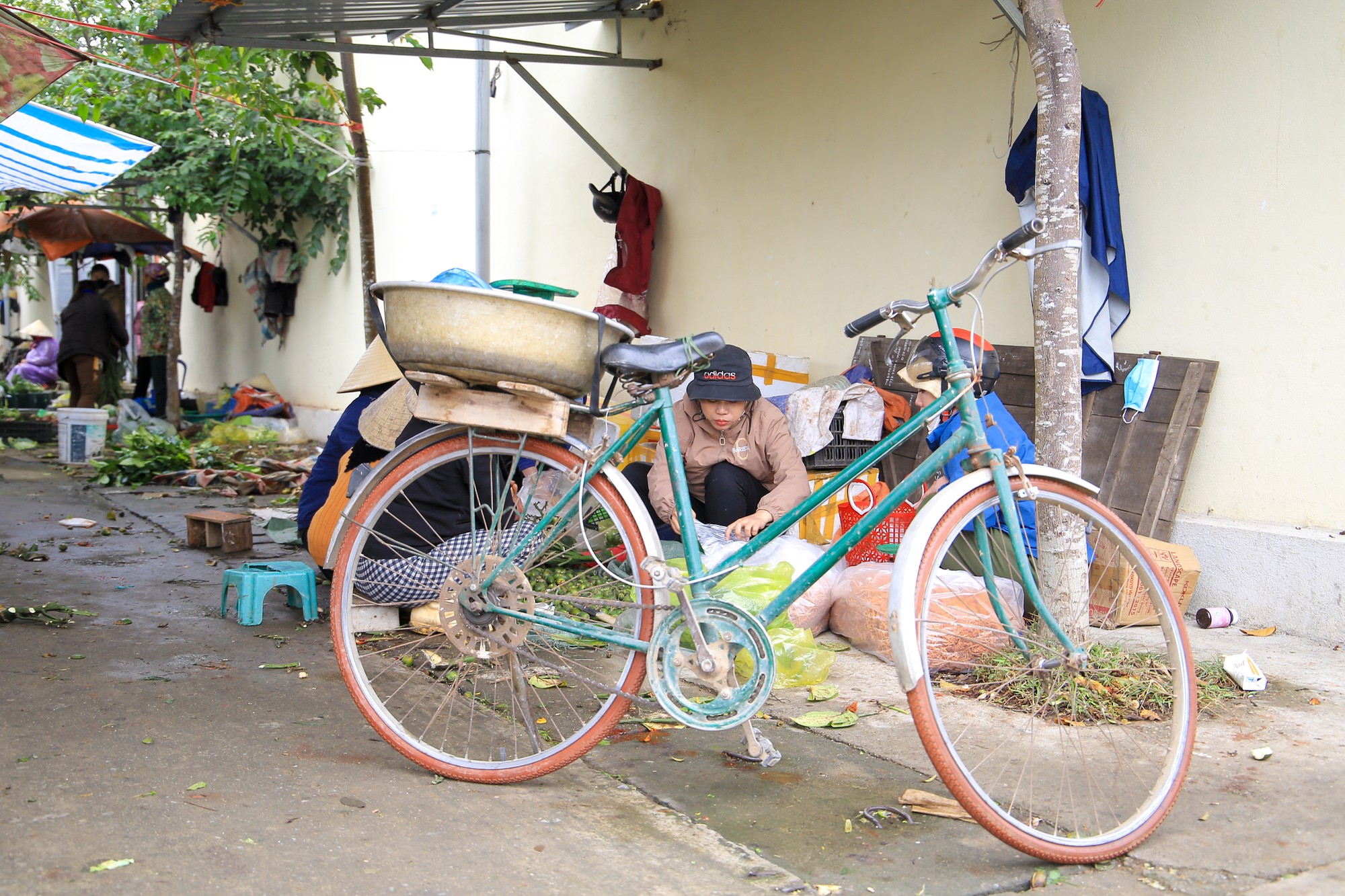 Xe đạp vẫn là phương tiện truyền thống đi chợ của người dân.