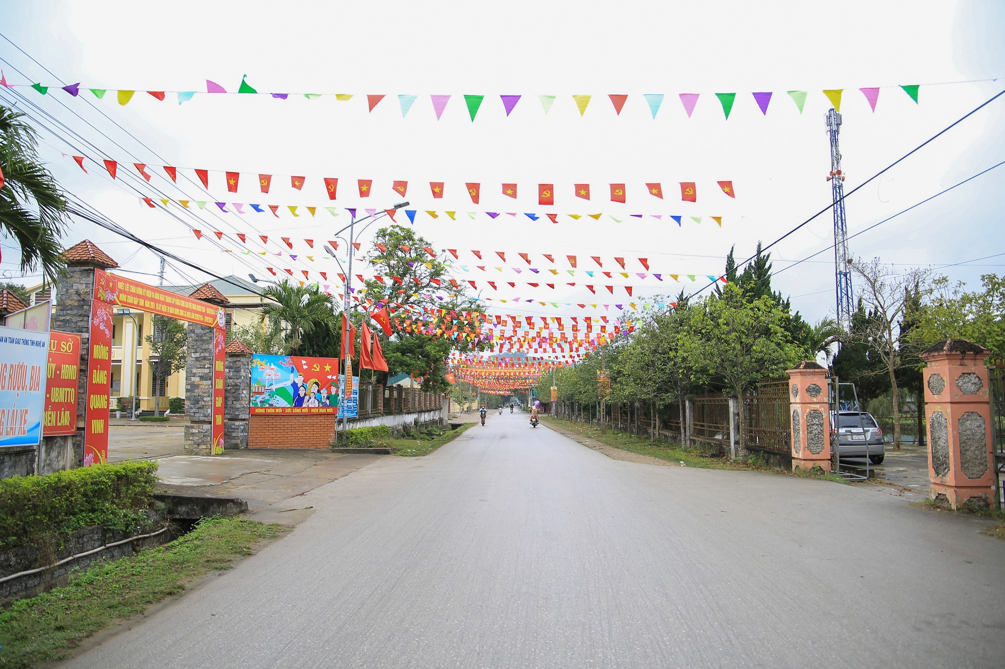 Cách chợ Tảo không xa, con đường dẫn vào trụ sở UBND xã Diễn Lâm cũng tràn ngập cờ Đảng, cờ Tổ quốc chào đón Tết Giáp Thìn 2024.