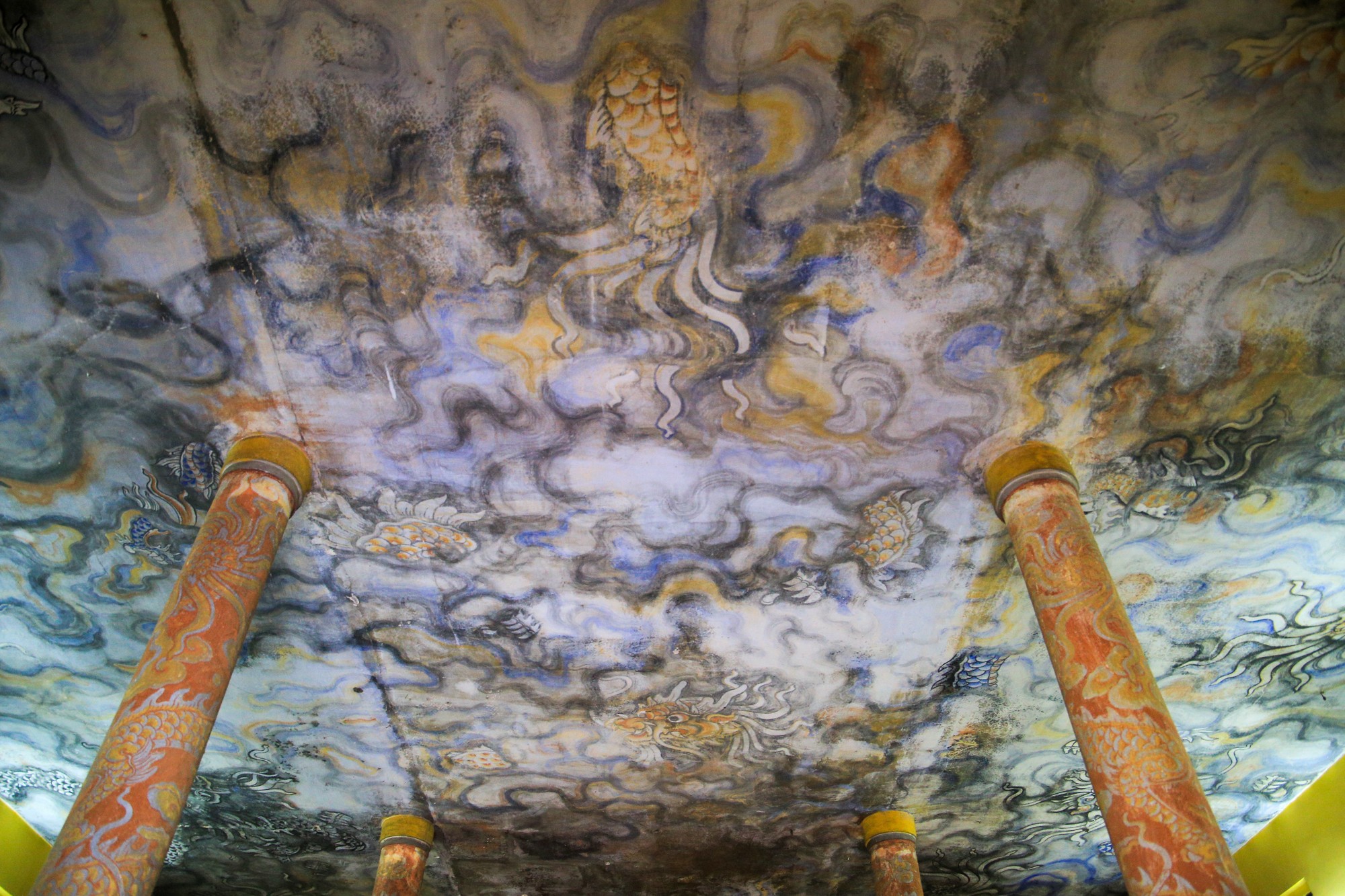 Bức tranh vẽ 5 con rồng uốn lượn, ẩn hiện trong các tầng mây trên tầng điện Đại Giác và 4 con rồng quấn quanh 4 cột trụ lớn. Bức tranh có chiều dài khoảng 10m và chiều rộng khoảng 11m.