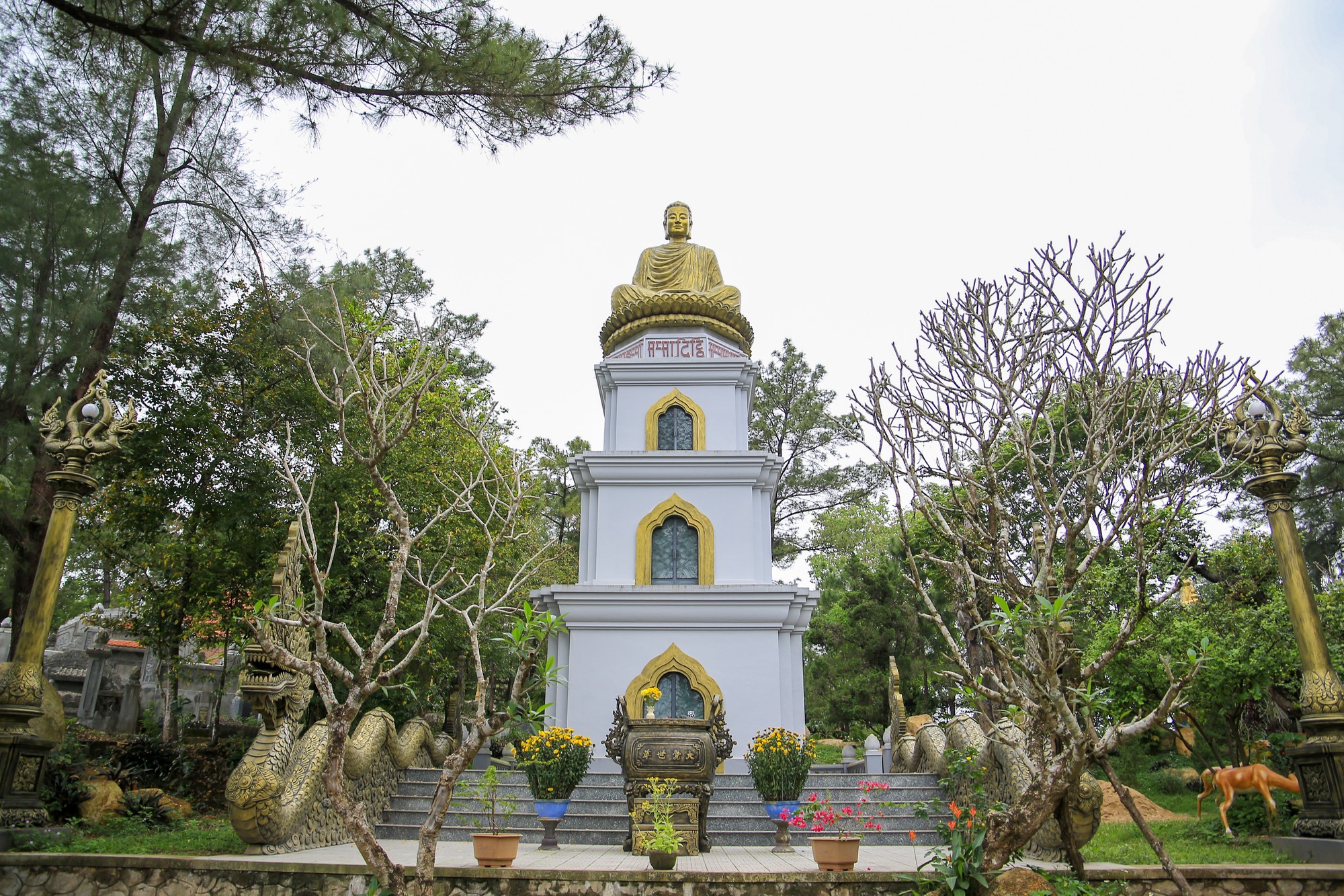Trong khuôn viên chùa còn có nhiều công trình kiến trúc khác như: Tượng Phật đứng, tượng Phật nằm, tượng Kỳ Lân một sừng, các đỉnh tháp thiết đặt trên nhiều phiến đá,...