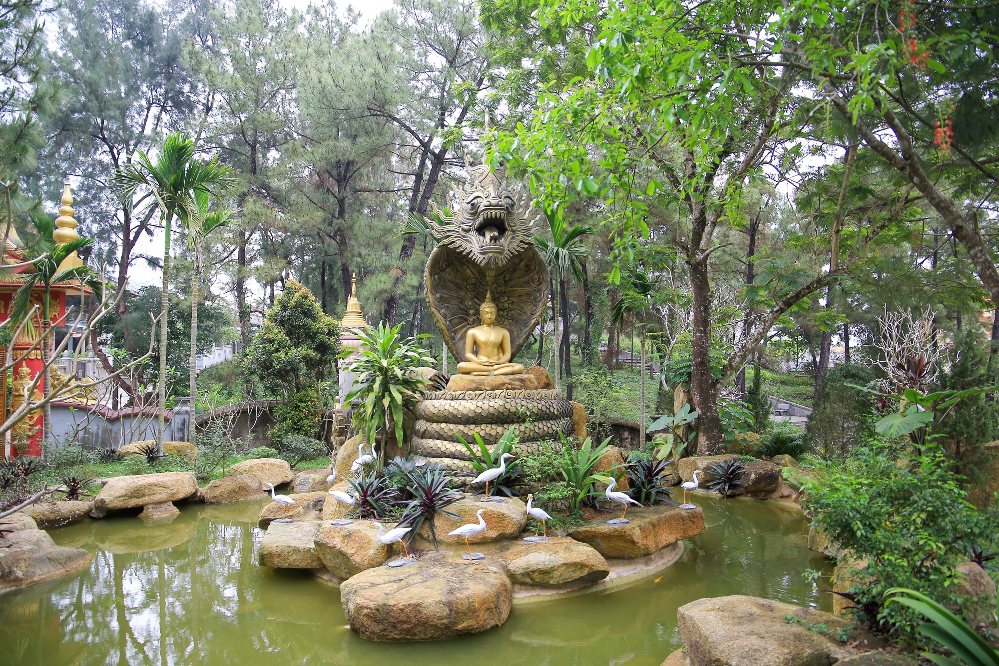 Bước vào cổng chùa, 2 bên được trang trí với các tượng hình người và con vật. Đặc biệt, có bức tượng Phật Thích Ca tọa thiền dưới sự bảo hộ của Xà Vương rất đặc sắc.
