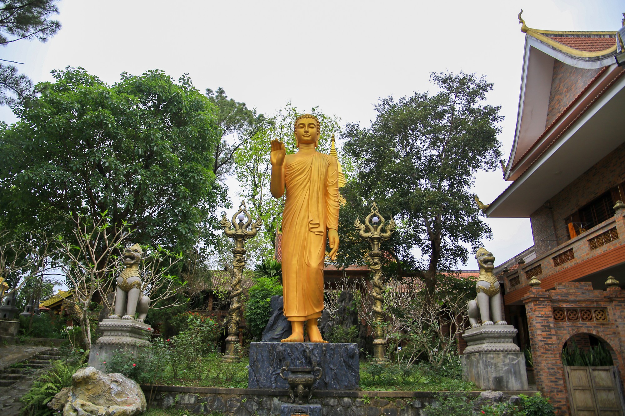Đến sân chùa sẽ có nhiều công trình kiến trúc khác nhau, trong đó có bức tượng Đức Phật bằng đồng với dáng đứng trang nghiêm. Sau bức tượng là một tòa nhà để chuông với kiến trúc ấn tượng của xứ chùa Vàng.