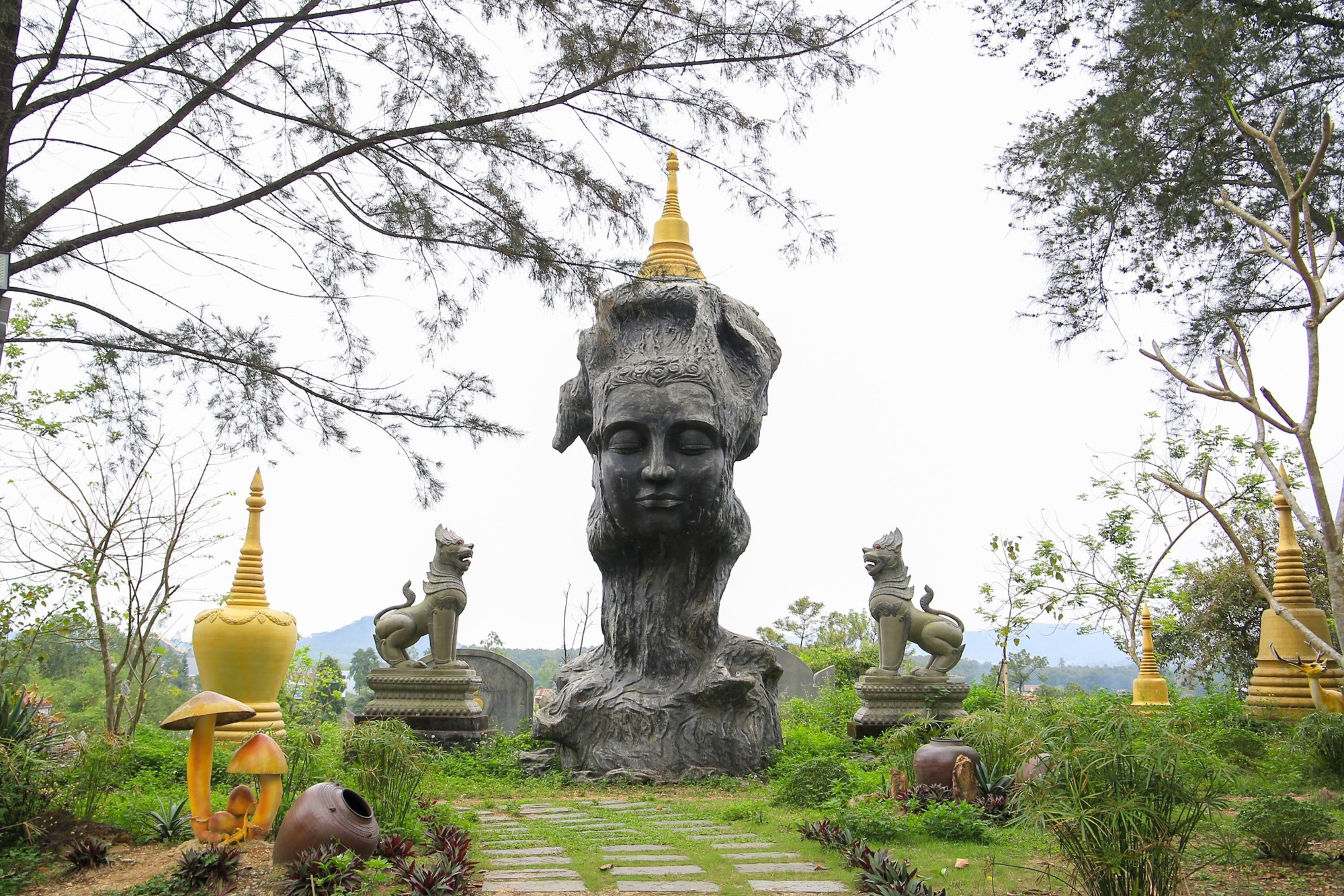 Tượng Phật làm bằng đá cùng với các công trình kiến trúc xung quanh được bố trí hài hòa trong khuôn viên chùa