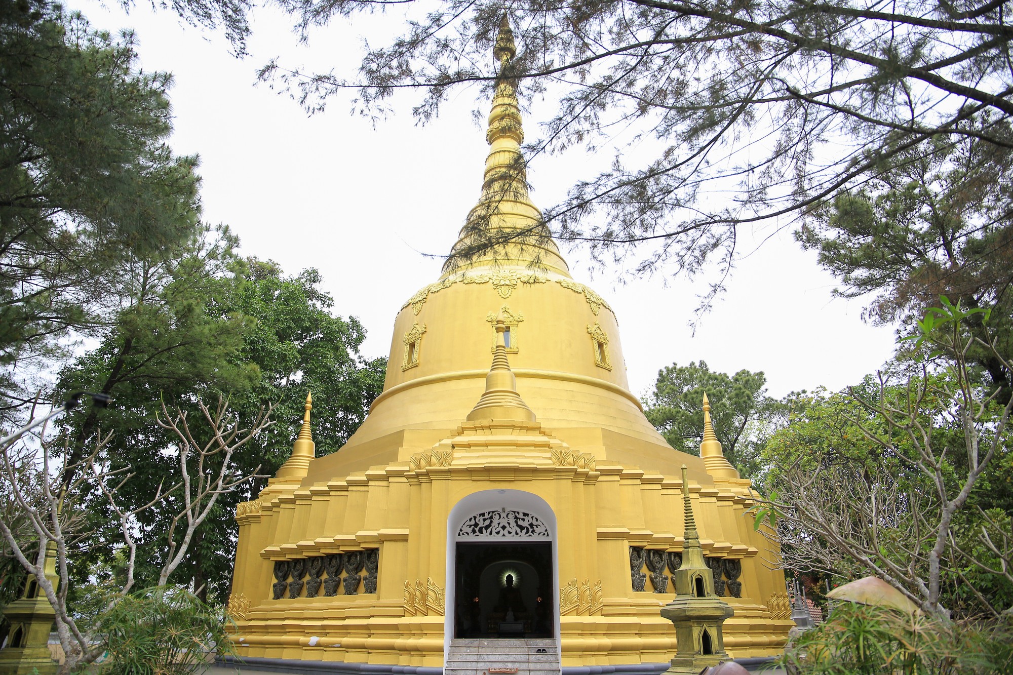 Điểm nhấn của chùa là bảo tháp Miến Điện hình chuông úp độc đáo với tông màu chủ đạo là vàng – trắng. Bảo tháp có chiều cao 15m, được mô phỏng theo kiểu chùa Sirimagala của Myanmar.