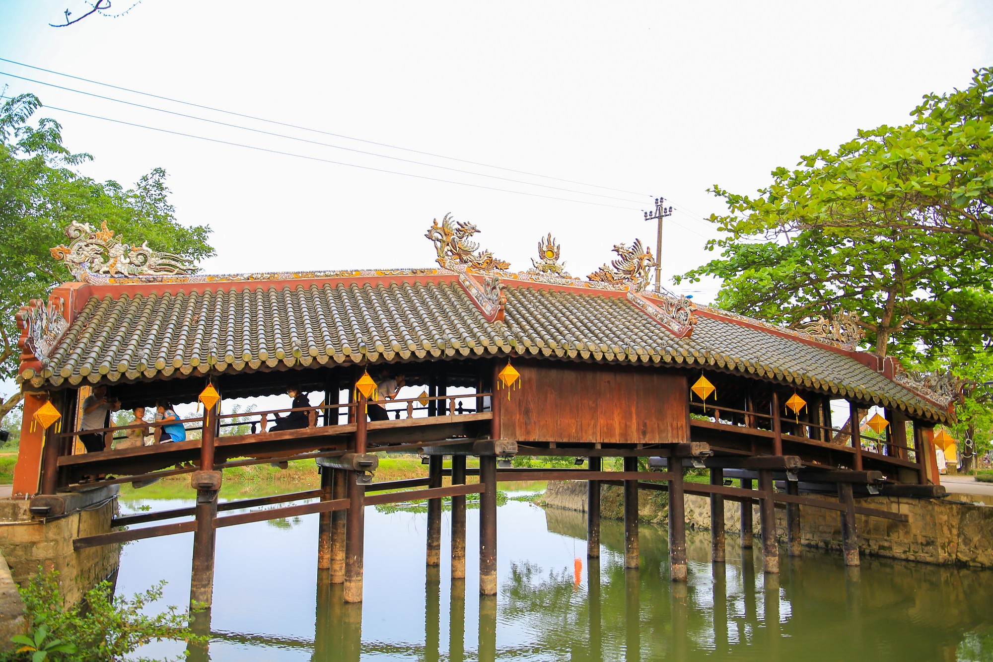 Cầu được thiết kế theo kiểu “thượng gia, hạ kiều”, có thể hiểu là trên nhà dưới cầu, nghĩa là cây cầu được bao bọc bằng mái che thiết kế như một ngôi nhà.