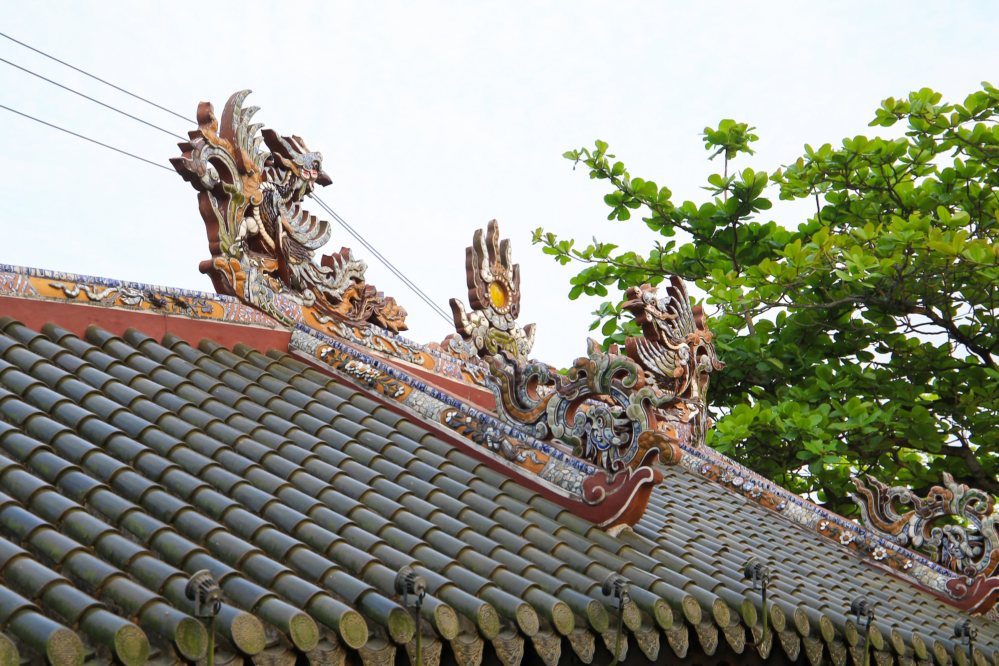 Trên cầu có mái che, lợp ngói lưu ly. Các hoạ tiết thì được trang trí bằng nghệ thuật khảm sành đặc trưng của xứ Huế. Ở giữa mái là đôi chim phượng đang tung cánh hướng về phía mặt trời.