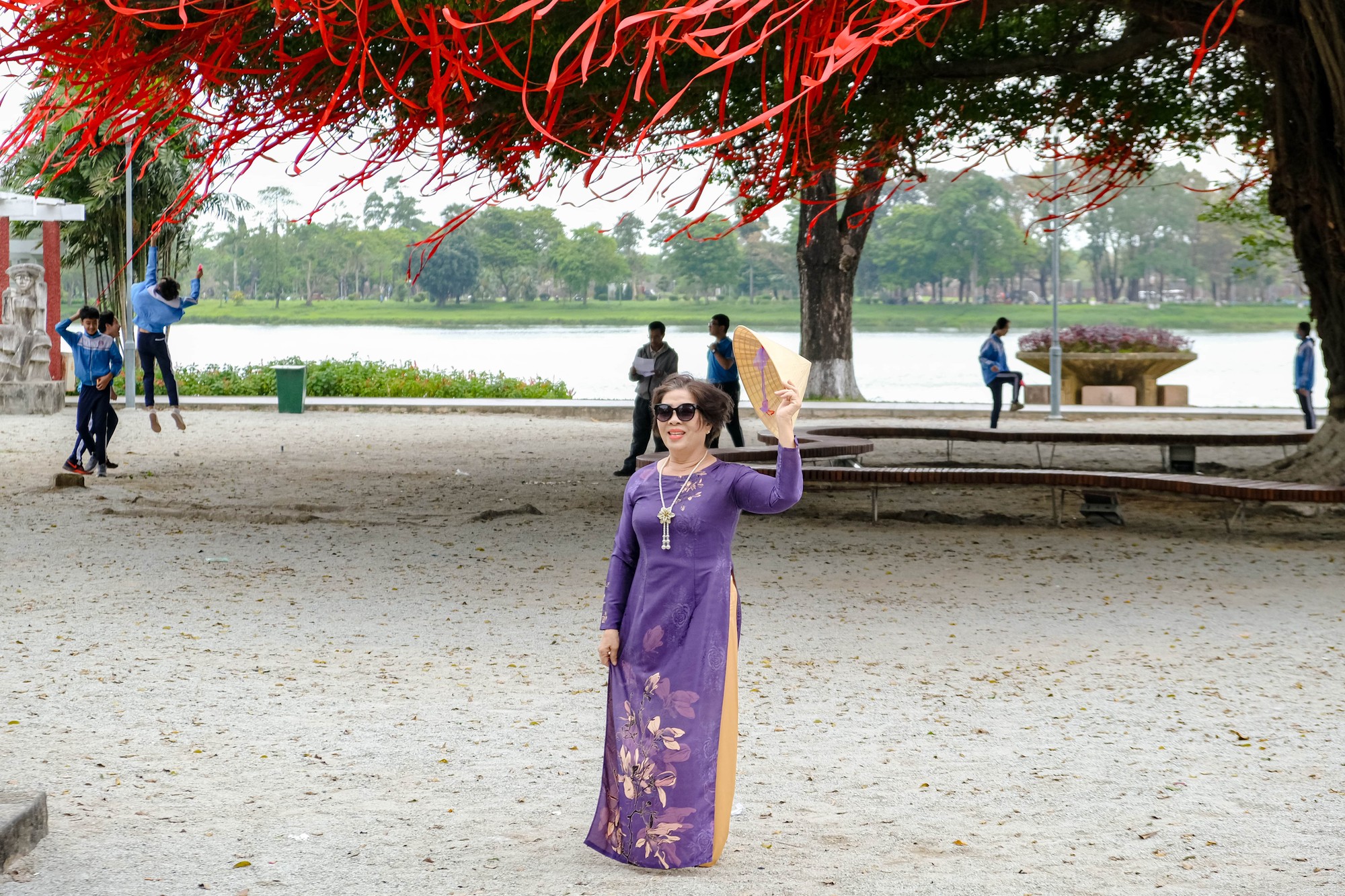 Chị Thanh Hoài - người dân TP Huế chia sẻ: “Đến đây, tôi cảm thấy rất thoải mái khi xung quanh công viên là cây cối và phía sau là sông Hương, tạo nên không gian rất thoáng mát”.