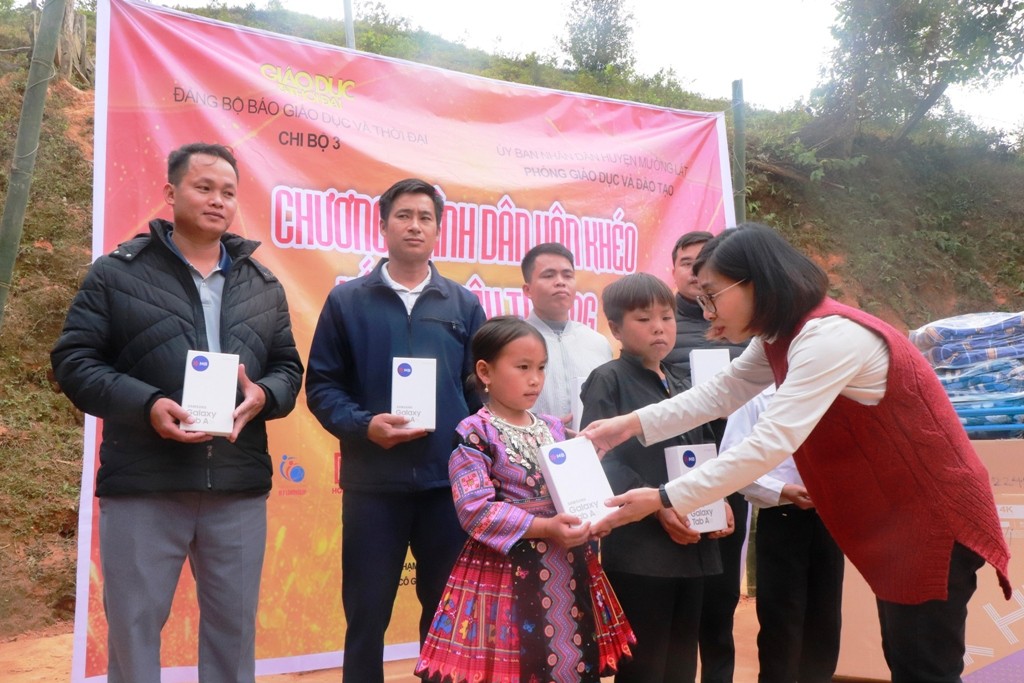 Nhà báo Trần Thị Ngọc Nam - Chủ tịch Công đoàn Báo GD&TĐ trao máy tính bảng cho học sinh và giáo viên. Ảnh: TL