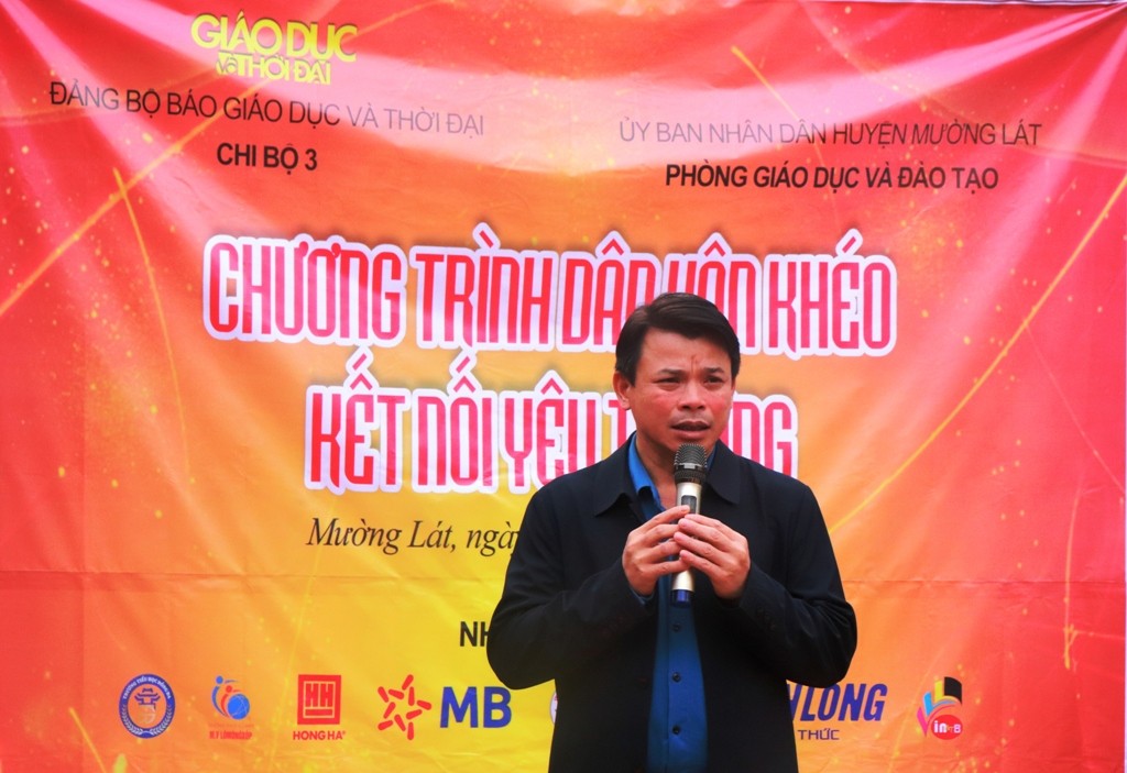 Ông Hà Văn Ca - Bí thư Huyện ủy Mường Lát phát biểu tại buổi trao quà. Ảnh: TL