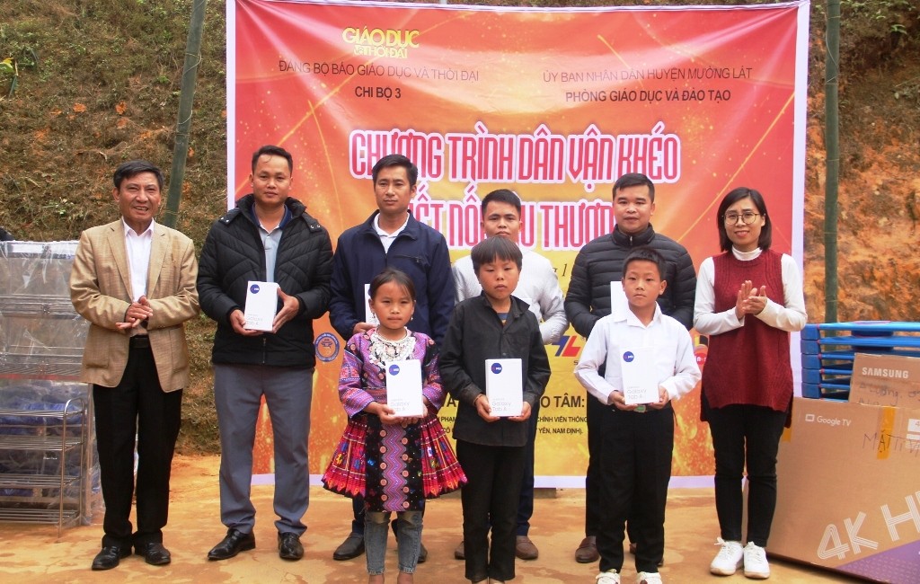 Nhà báo Trần Thị Ngọc Nam - Chủ tịch Công đoàn Báo GD&TĐ trao máy tính bảng cho giáo viên và học sinh. Ảnh: TL