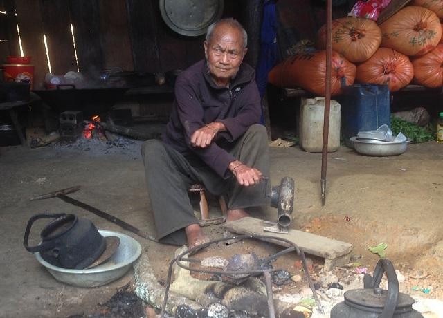 'Lão nông' người Mông 95 tuổi gắn bó với nghề rèn