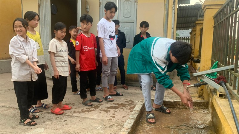 'Nước cho em' và niềm vui của học sinh dân tộc ở Điện Biên