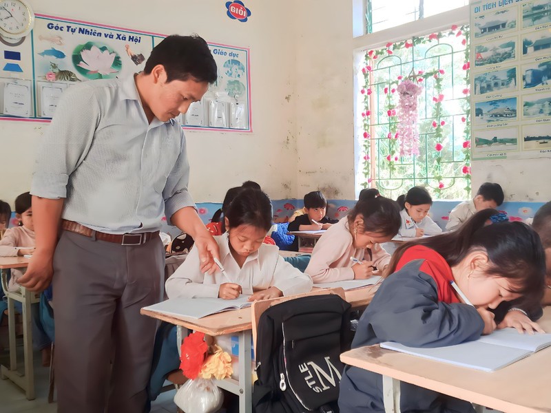 Thầy giáo người Mông nhiều năm liền là giáo viên chủ nhiệm giỏi