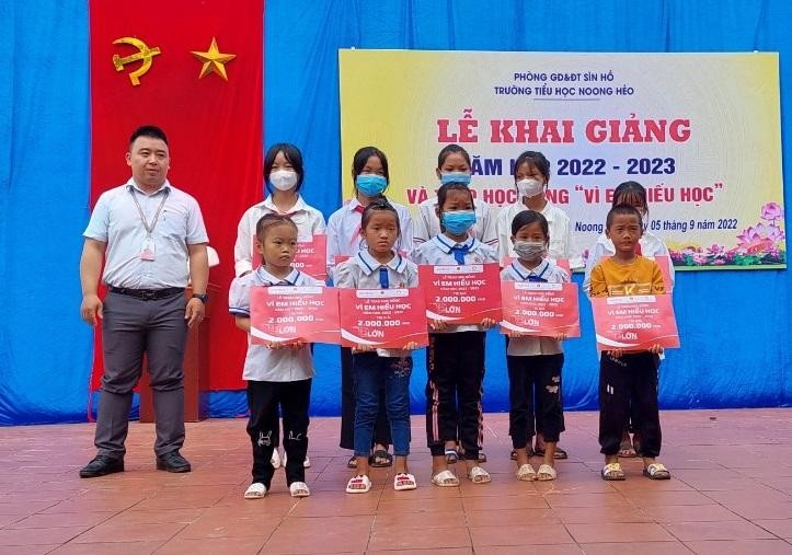 Học sinh trường Tiểu học Noong Hẻo, huyện Sìn Hồ được trao tặng học bổng "Vì em hiếu học". 