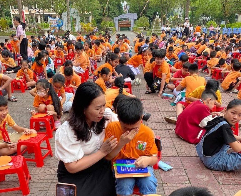 Cô Nguyễn Thị Lan Anh, Hiệu trưởng trường Tiểu học Hoàng Văn Thụ chia sẻ tình cảm với học sinh.