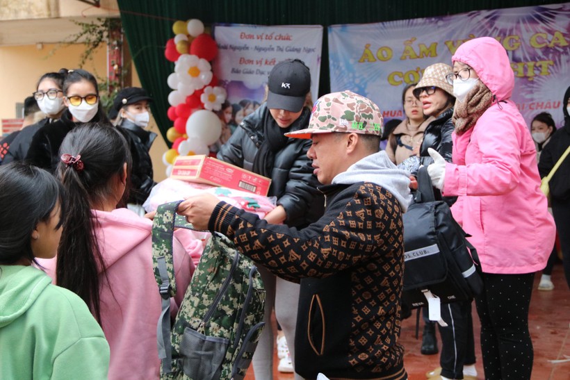 Báo GD&TĐ kết nối, lan tỏa yêu thương đến học sinh vùng biên Hua Bum ảnh 11