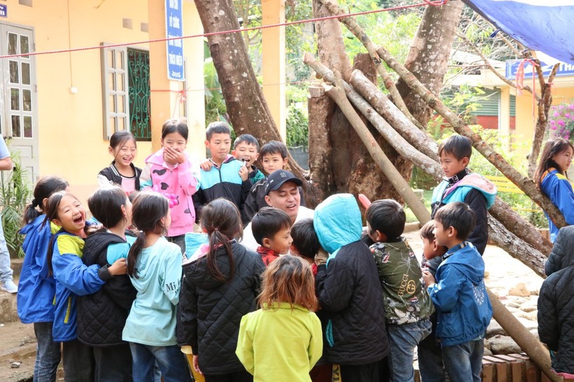 Báo GD&TĐ kết nối, lan tỏa yêu thương đến học sinh vùng biên Hua Bum ảnh 7