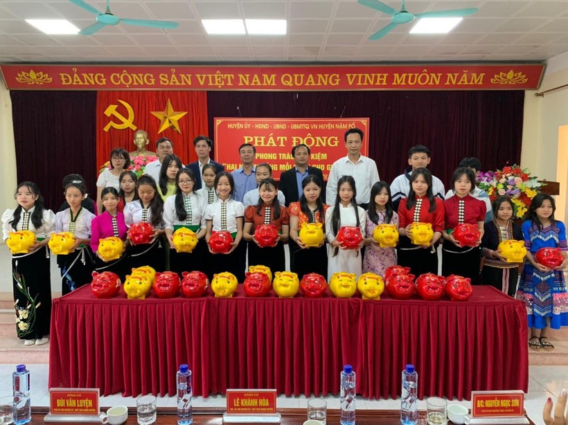 Lãnh đạo huyện Nậm Pồ cùng học sinh tại điểm cầu chính của Lễ phát động tiết kiệm.