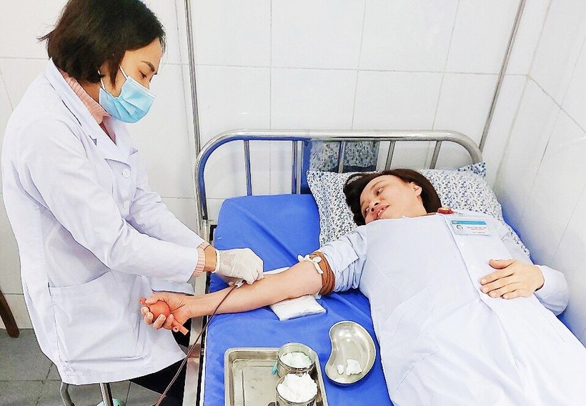Bác sỹ Trần Thị Thu Hà (bên phải) hiến máu cứu người.