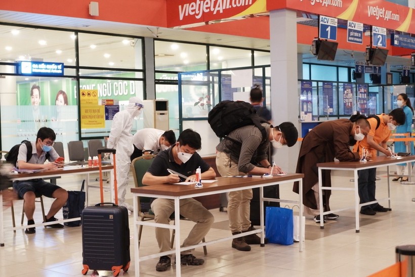 Khách du lịch đến Quảng Bình và thực hiện khai báo y tế tại sân bay ( Ảnh: T.H).