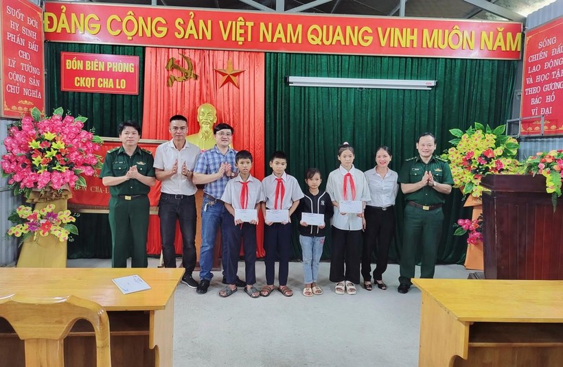 Công ty CP Thương mại Đại Minh cùng Báo GD&TĐ và Bộ đội Biên phòng Quảng Bình trao tặng các suất quà đến các em học sinh nghèo, mô côi ở Quảng Bình.