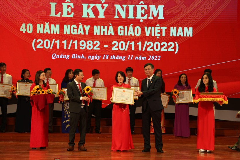 Quảng Bình long trọng tổ chức Lễ kỷ niệm 40 năm ngày Nhà giáo Việt Nam ảnh 7