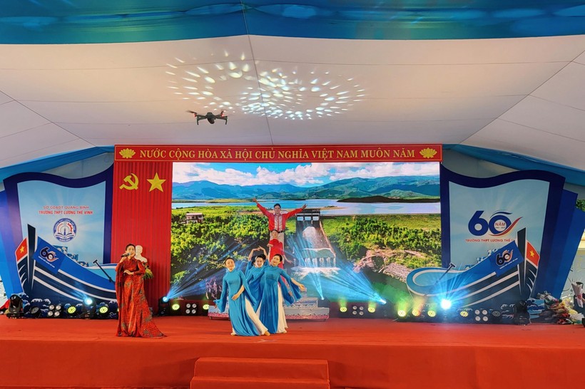 Trường THPT Lương Thế Vinh (Quảng Bình) đón nhận Huân chương Lao động hạng Nhì ảnh 18
