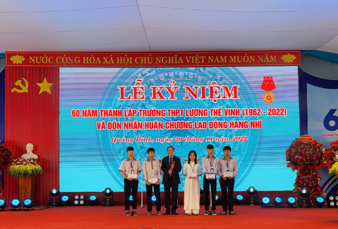 Trường THPT Lương Thế Vinh (Quảng Bình) đón nhận Huân chương Lao động hạng Nhì ảnh 15