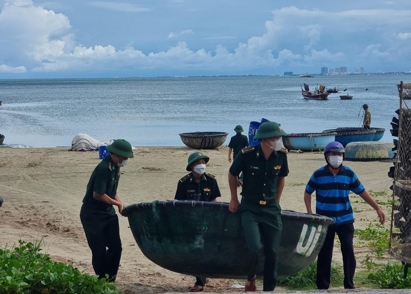 Bộ đội Biên phòng Đà Nẵng giúp dân đưa thuyền thúng lên bờ tránh bão Noru.