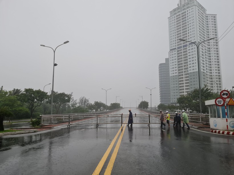 Đóng barie tại đường dẫn lên cầu Thuận Phước trước thời điểm gió bão Noru bắt đầu mạnh. 
