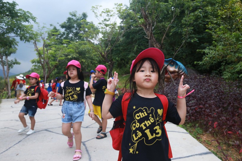 Các em học sinh Tiểu học tham quan trải nghiệm tại Công viên suối khoáng nóng Núi Thần Tài.
