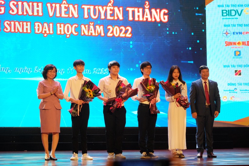 Vinh danh tân thủ khoa và trao học bổng nâng bước sinh viên Đại học Đà Nẵng ảnh 3
