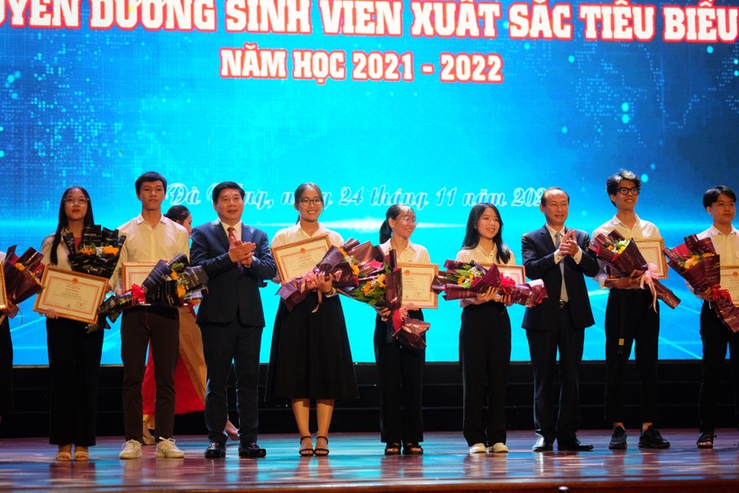 Vinh danh tân thủ khoa và trao học bổng nâng bước sinh viên Đại học Đà Nẵng ảnh 2