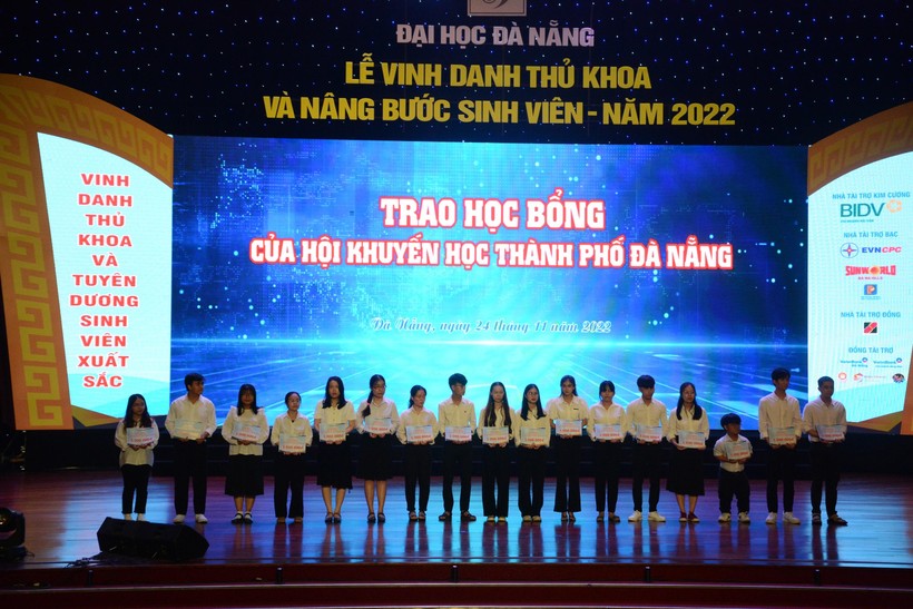 Vinh danh tân thủ khoa và trao học bổng nâng bước sinh viên Đại học Đà Nẵng ảnh 4