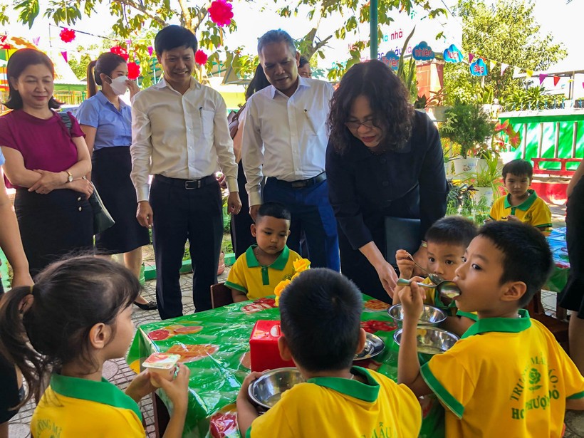Thứ trưởng Ngô Thị Minh thăm Trường Mầm non Hoa Phượng Đỏ ở Quảng Nam ảnh 1