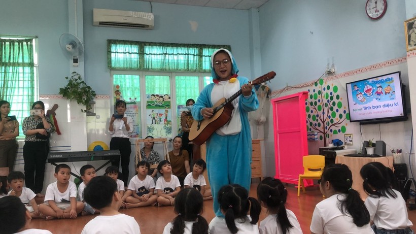 Cô Thương đàn và hát cùng học trò trong dịp hội giảng tại Trường mầm non Hoa Hồng, thành phố Mỹ Tho (tỉnh Tiền Giang) 