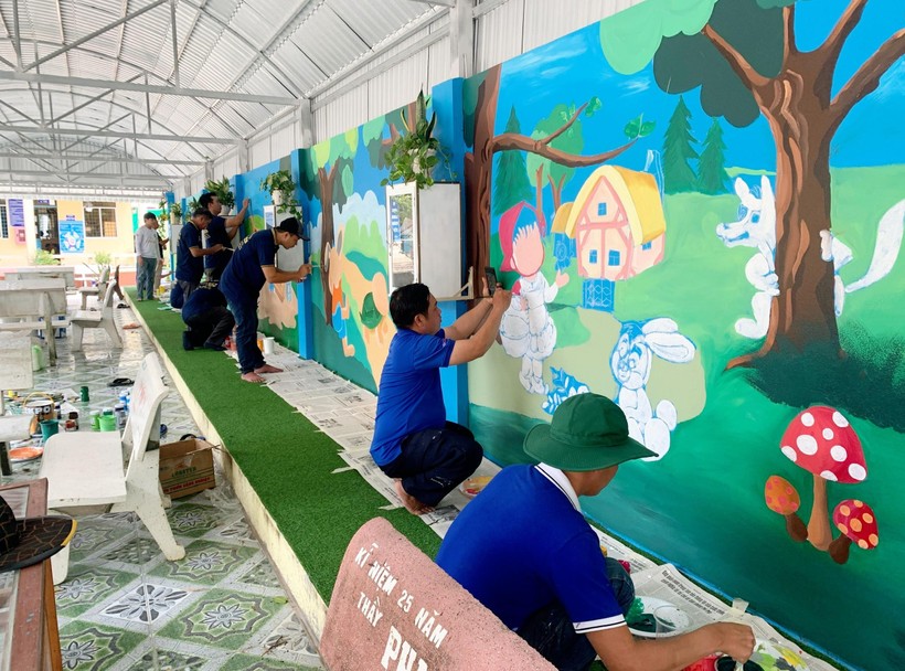 Nhóm giáo viên Mĩ thuật Tiểu học tỉnh An Giang tham gia vẽ trang trí trường, lớp chuẩn bị đón năm học mới 2022 – 2023.