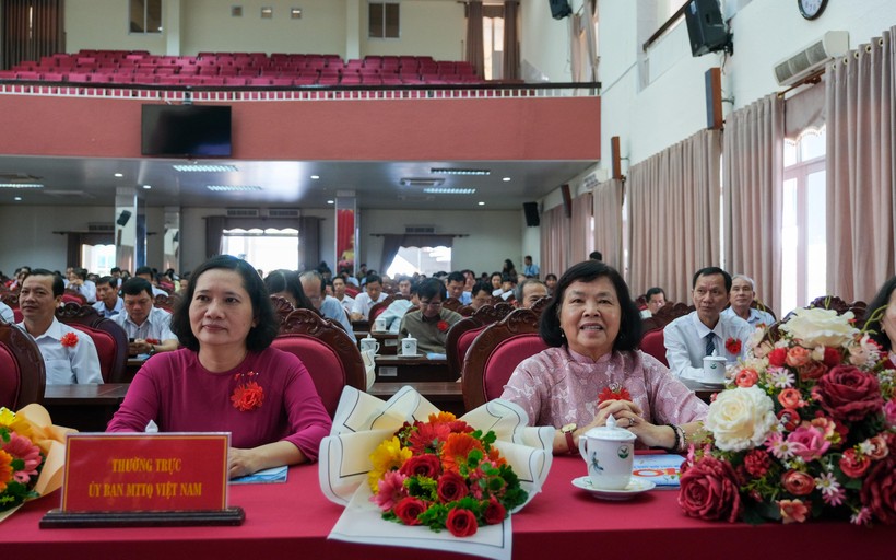 Ngành Giáo dục Vĩnh Long họp mặt kỷ niệm 40 năm ngày Nhà giáo Việt Nam ảnh 1