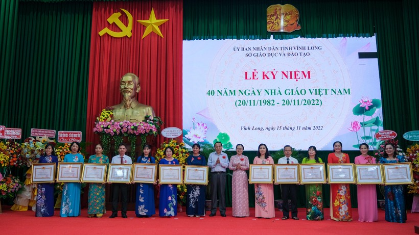 Ngành Giáo dục Vĩnh Long họp mặt kỷ niệm 40 năm ngày Nhà giáo Việt Nam ảnh 4