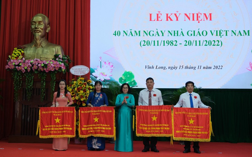 Ngành Giáo dục Vĩnh Long họp mặt kỷ niệm 40 năm ngày Nhà giáo Việt Nam ảnh 5