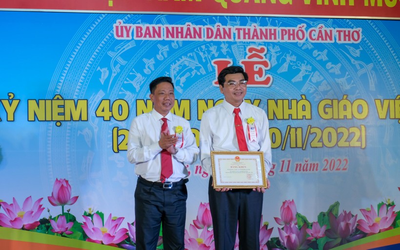 Ông Nguyễn Thực Hiện, Phó Chủ tịch UBND trao bằng khen Bộ GD&ĐT cho đại diện Sở GD&ĐT TP Cần Thơ.