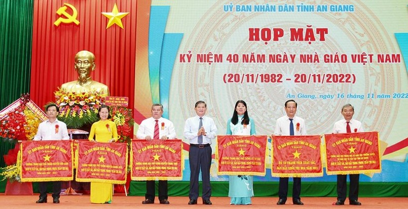 Ngành Giáo dục An Giang họp mặt kỷ niệm 40 năm Ngày Nhà giáo Việt Nam ảnh 1