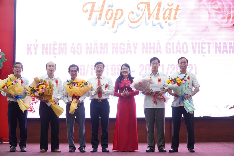 Ngành Giáo dục Hậu Giang họp mặt kỷ niệm 40 năm Ngày Nhà giáo Việt Nam ảnh 2