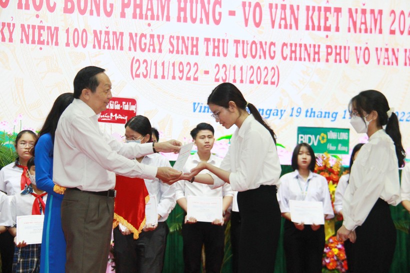 Vĩnh Long trao học bổng Phạm Hùng - Võ Văn Kiệt cho học sinh, sinh viên ảnh 2