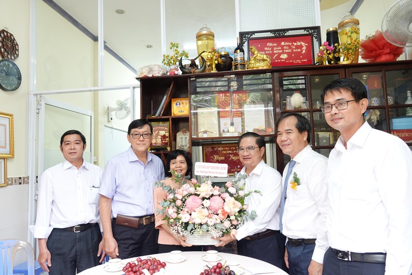 Lãnh đạo Cần Thơ thăm hỏi nhà giáo nhân 40 năm ngày Nhà giáo Việt Nam ảnh 1