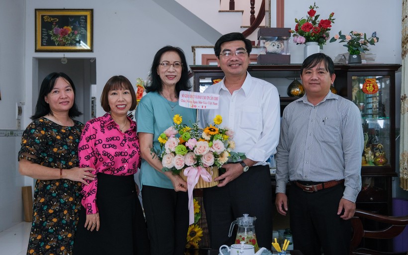 Lãnh đạo Cần Thơ thăm hỏi nhà giáo nhân 40 năm ngày Nhà giáo Việt Nam ảnh 2