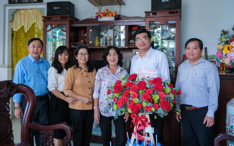 Ông Trần Thanh Bình, Giám đốc Sở GD&ĐT đã ân cần hỏi thăm sức khỏe và bày tỏ lòng tri ân sâu sắc đối với những Nhà giáo ưu tú.