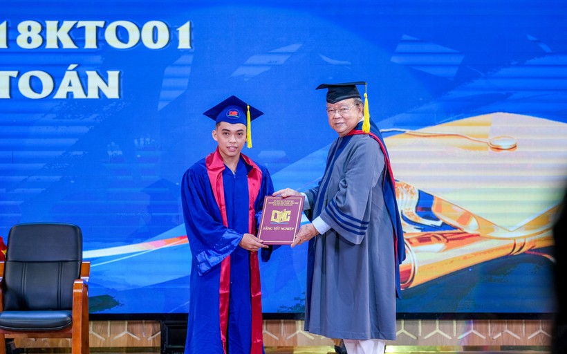 Trường ĐH Nam Cần Thơ tổ chức tốt nghiệp cho hơn 1.300 sinh viên  ảnh 2