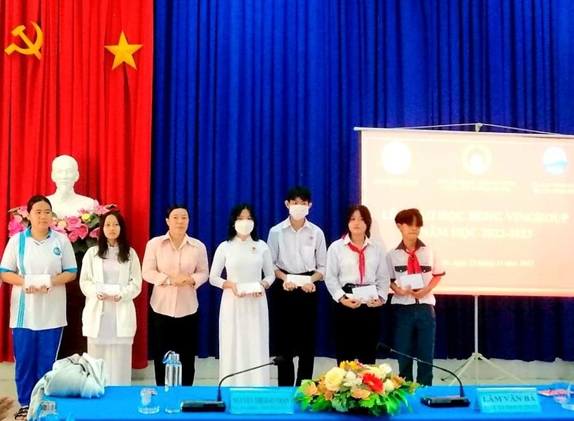 An Giang trao học bổng cho học sinh, sinh viên khó khăn miền núi Tịnh Biên ảnh 1